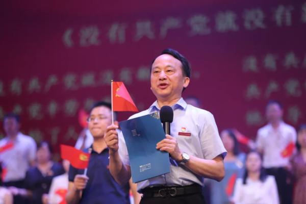 党委书记彭迪云在课上致辞并和青年教师一起朗诵《党的百年》诗篇。