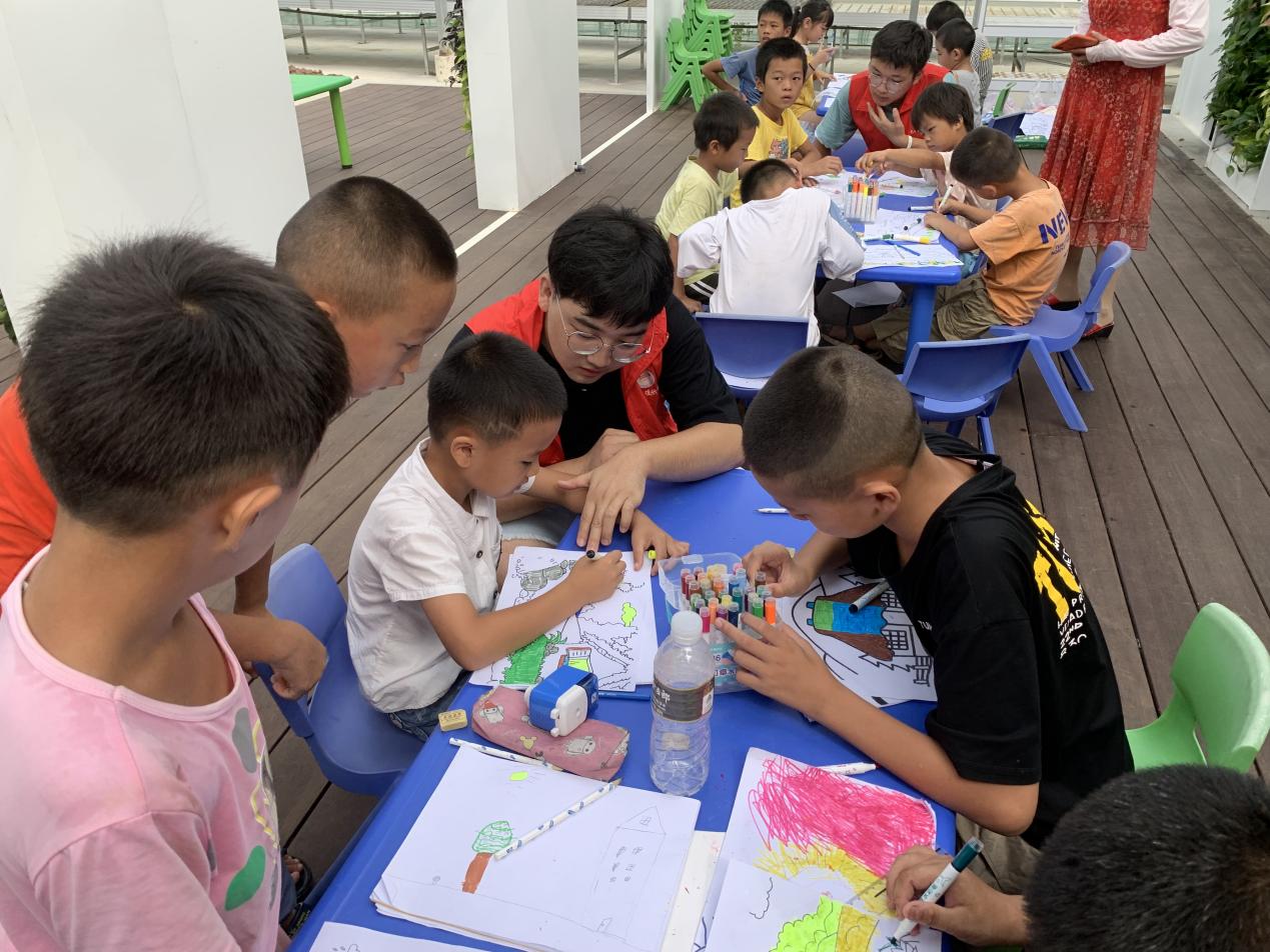 江西应用科技学院青年志愿者走进安义县长均乡墨山村为留守儿童开设“蒲公英”课堂
