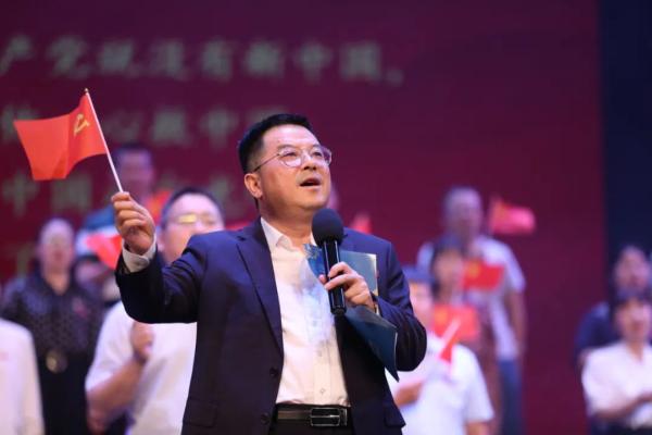 董事长黄玉林和青年教师一起朗诵《党的百年》诗篇，并与师生合唱《没有共产党就没有新中国》。