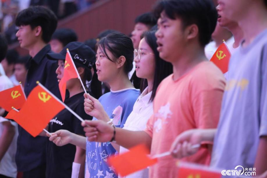 师生集体合唱《没有共产党就没有新中国》