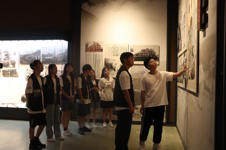 江西应用科技学院学子为群众讲解红色故事 做党史传播者 