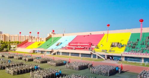 江西应用科技学院举行2023级新生开学典礼暨军训总结大会