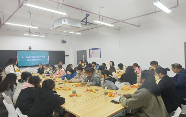 江西应用科技学院开展“校领导兼职辅导员体验日”活动