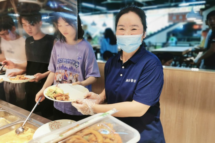 江西应用科技学院“一餐热饭”暖人心