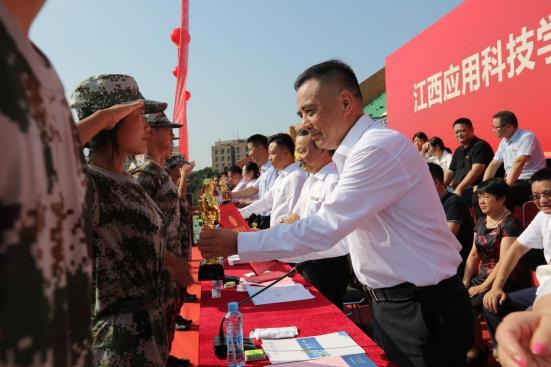 江西应用科技学院举行2023级新生开学典礼暨军训总结大会