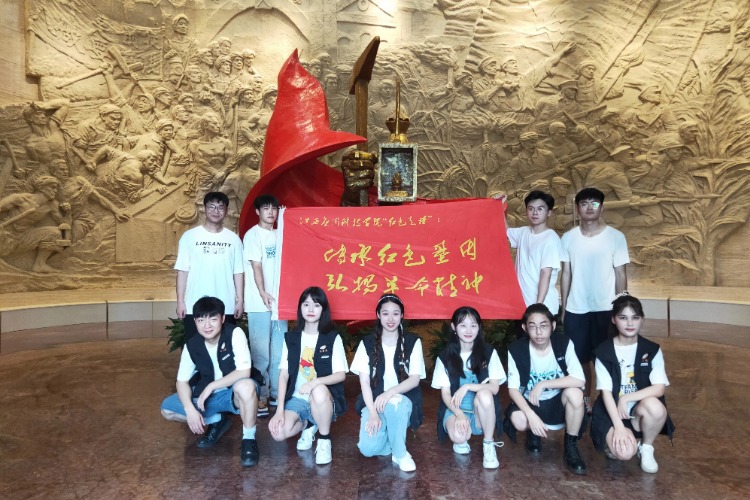 江西应用科技学院学子为群众讲解红色故事 做党史传播者 