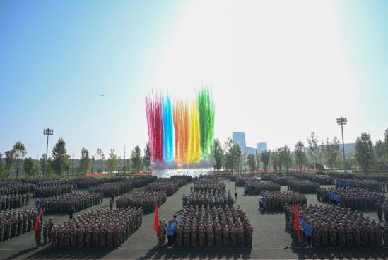 江西应用科技学院举行2023级新生开学典礼暨军训总结大会