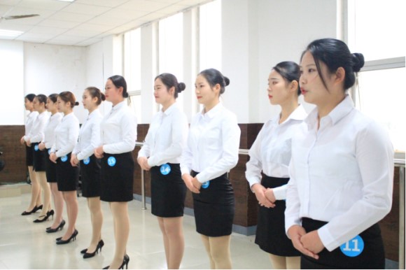 图五:面试者在用英语自信地做自我介绍接着,考官对面试者单独面试