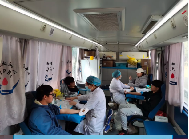 江西应用科技学院1400余名爱心学子参加无偿献血活动